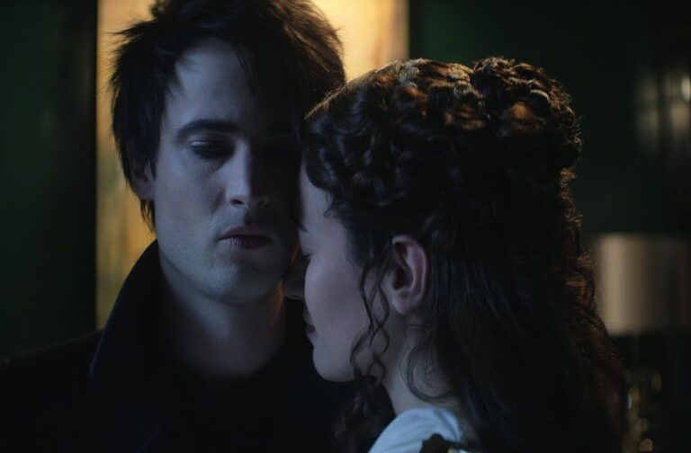 Tom Sturridge and Melissanthi Mahut in The Sandman (2022)