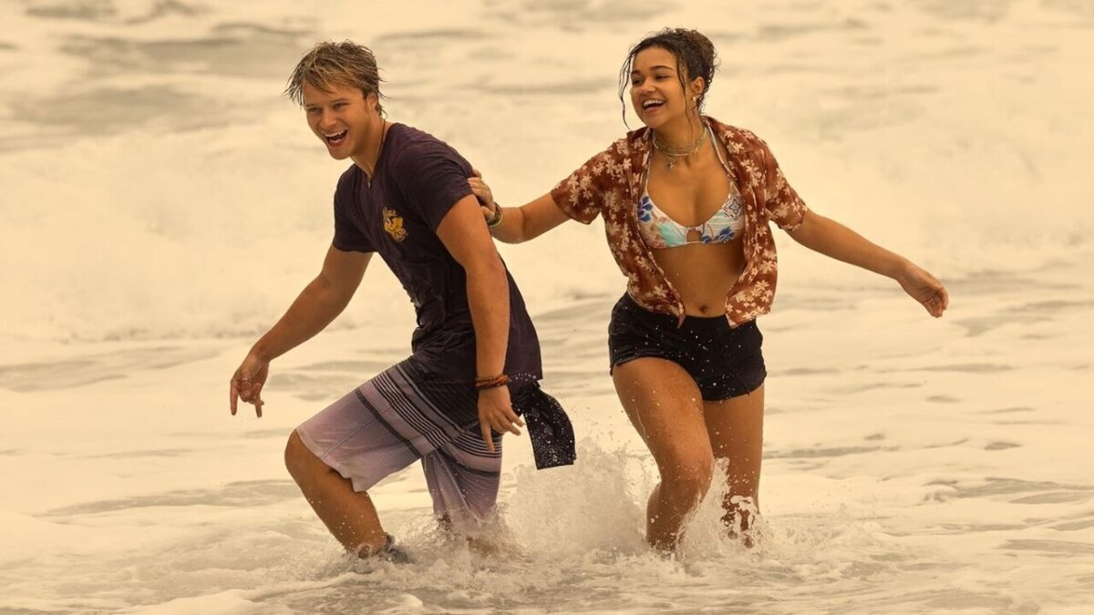 Madison Bailey and Rudy Pankow in Outer Banks